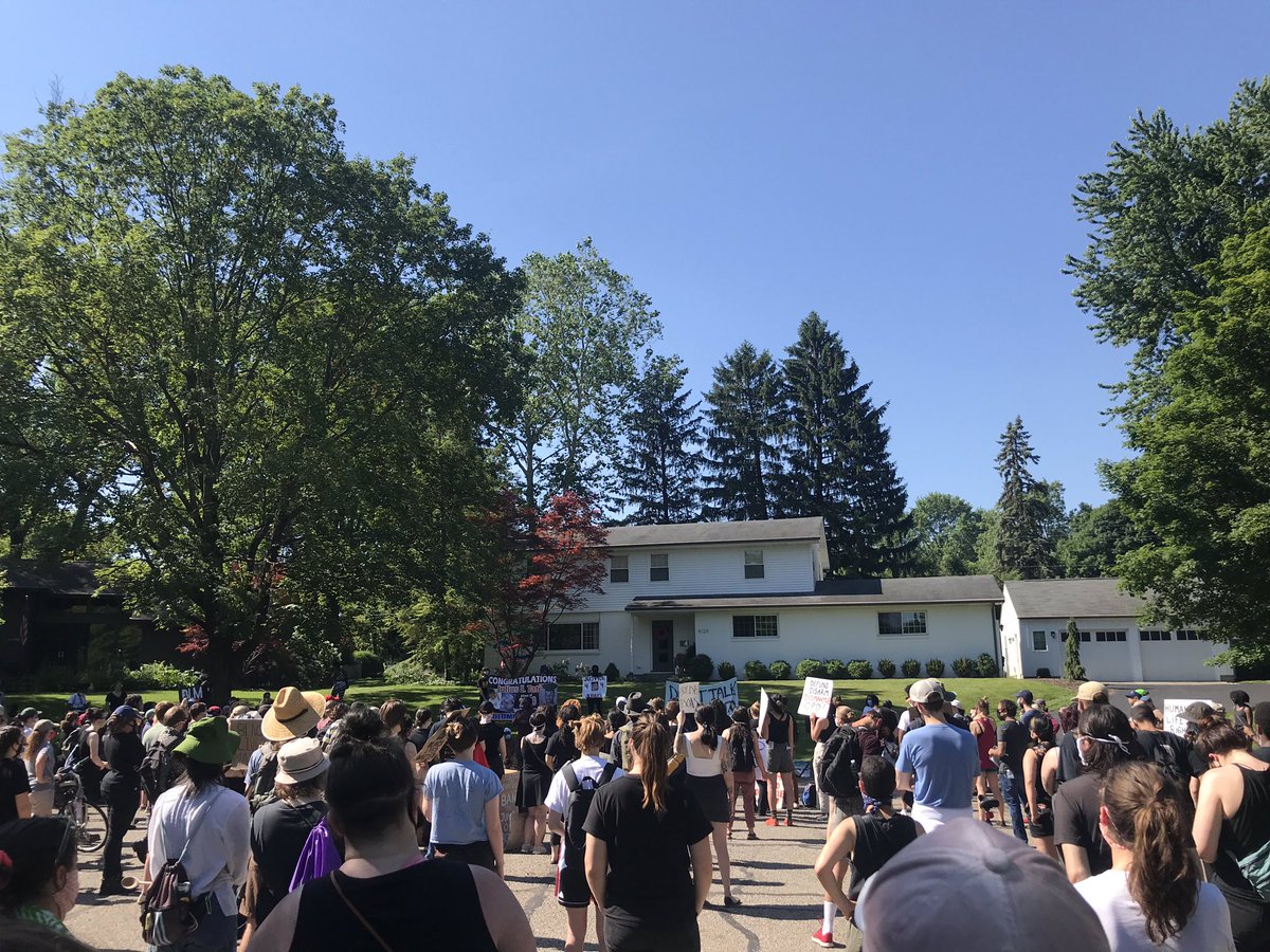 sonicspeedruns's tweet photo. 10 am and @BQIC_Ohio event at mayor ginther’s house still going very strong!! @SholaChild just spoke about #CPDOutOfCCS !! https://t.co/U3Ns8tFPMQ
