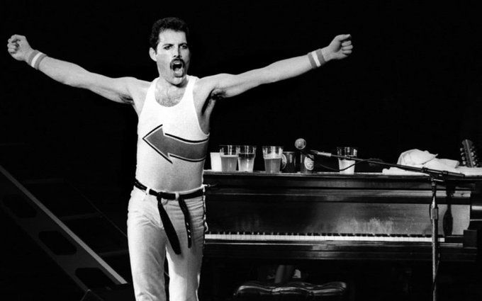 TimeinMusic's tweet photo. Freddie Mercury at Milton Keynes Bowl, 1982. Photo by Denis O´Regan. https://t.co/QdCsC5gSvY