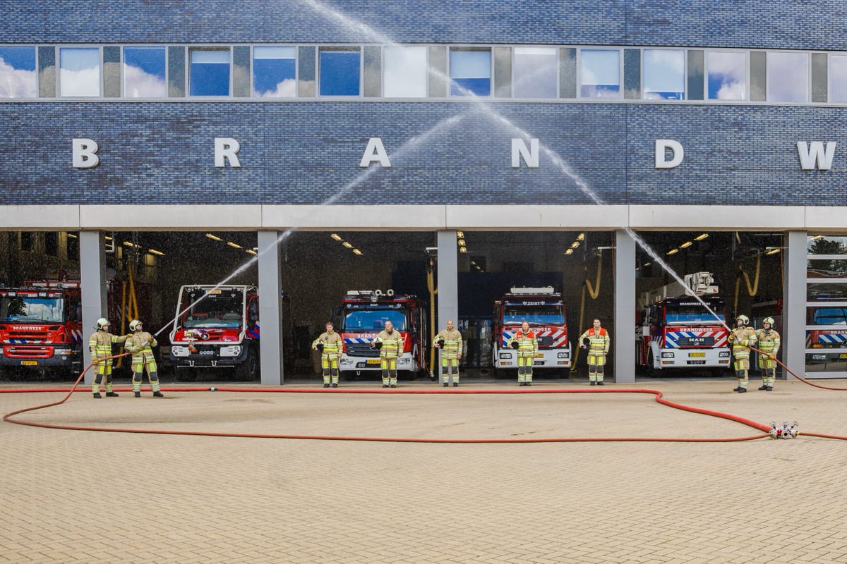 Vandaag herdenken we de gevallen collega's volgens het protocol. Deze stralen ontmoeten elkaar in het midden op ongeveer tien meter hoogte. Ze vormen een ereboog die precies een minuut duurt. #BrandweerZeist