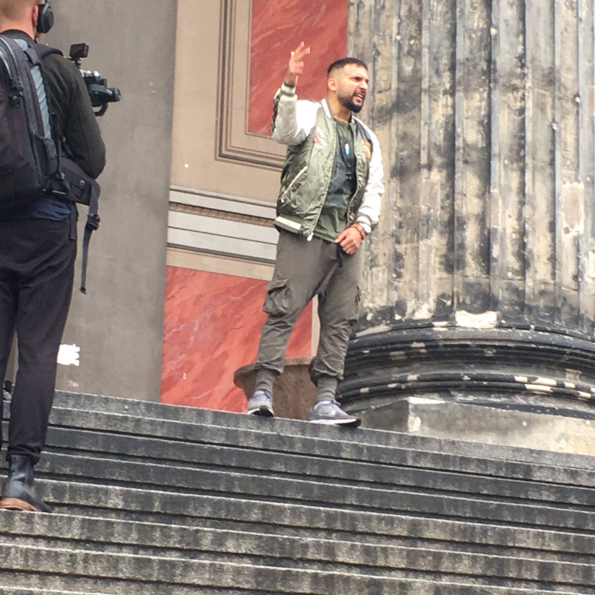 JFDA_eV's tweet image. Hildmann erheischt Lacher und Applaus mit dem „Witz“, er, „AH“, würde im Gefängnis „Mein Kampf 2.0“ schreiben und stellt die deutsche Verantwortung für die KZ als Lüge dar. #b2006