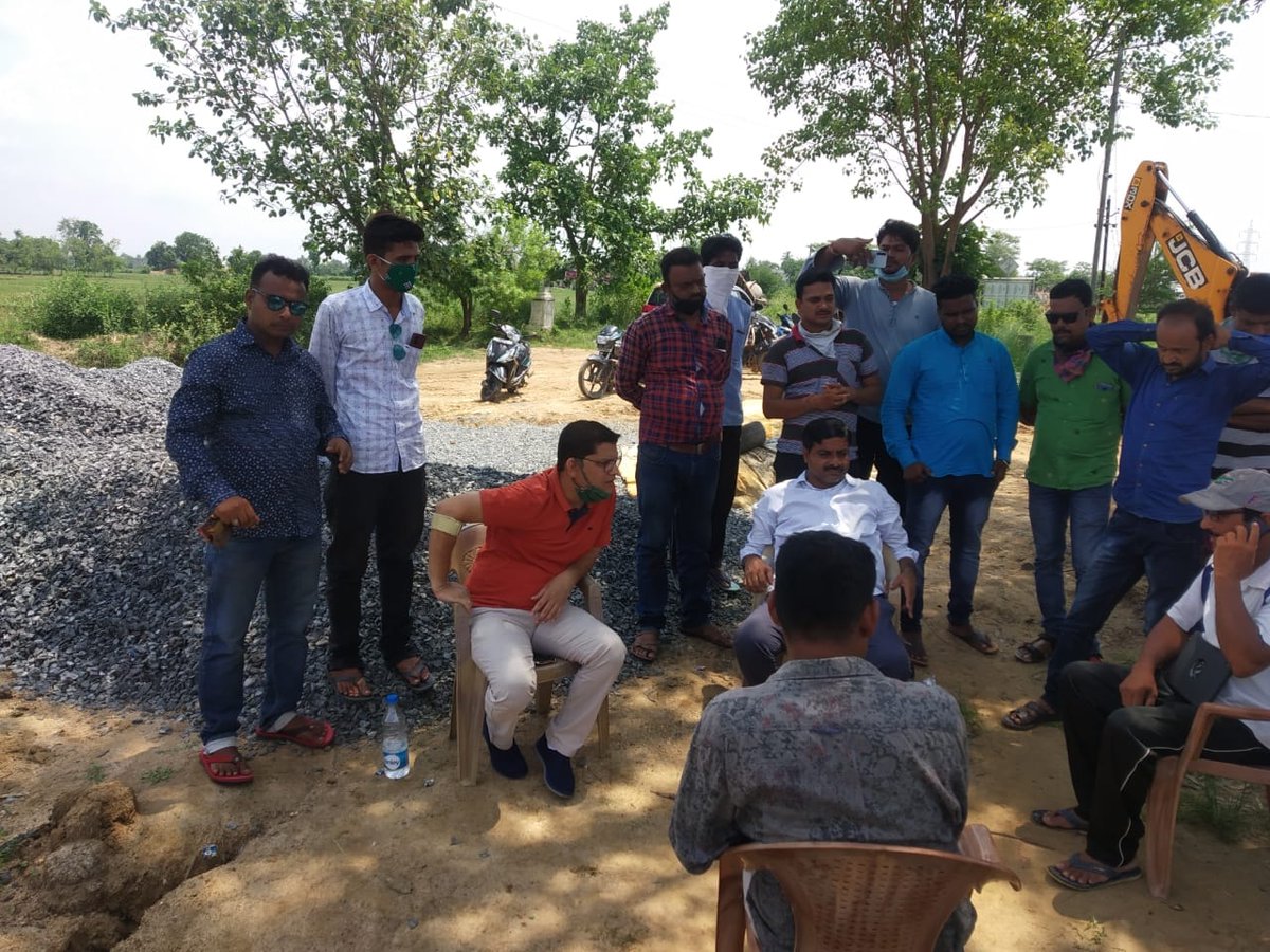 BJD4Bargarh's tweet photo. ସାଉଁନ୍ତପୁର ଗୁଡ଼େଶିରା ରାସ୍ତାର ବଂଜାରୀ ନାଳ ଉପରେ ସେତୁ ନିର୍ମାଣ କାର୍ଯ୍ୟ ଆରମ୍ଭ ହୋଇଯାଇଛି। ବରଗଡ଼ ବିଧାୟକ ତଥା ଜିଲ୍ଲା ଯୋଜନା ବୋର୍ଡ଼ ଅଧ୍ୟକ୍ଷ ଶ୍ରୀ ଦେବେଶ ଆଚାର୍ଯ୍ୟ,ଯୁବ ନେତା ଉମେଶ ପଣ୍ଡା ପରିଦର୍ଶନ କରି ସ୍ଥିତି ସମୀକ୍ଷା କରିଛନ୍ତି ।
@Naveen_Odisha 
@debesh_bjd 
@bjd_odisha https://t.co/cW4I7aQ3Lb