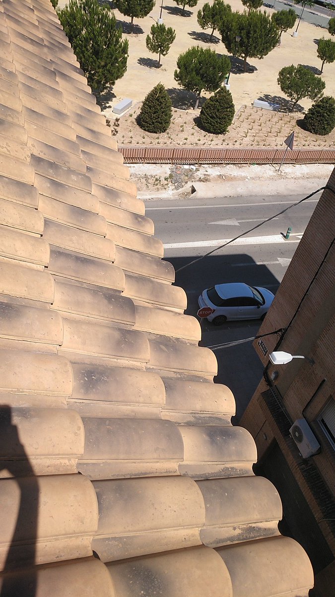 Esto es lo que presentan y esto es lo que tenemos. Un parque que ellos consideran único, bordeado por una enorme zanja llena de basura, escombro, maleza y porquería que no se han dignado a sanear (ni a sacar en su video promocional)