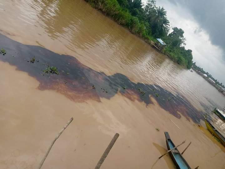 AlagoaMorris's tweet photo. Crude oil from Agip facility at Ogboinbiri spreading on Apoi Creek, Southern Ijaw local government area of Bayelsa State. https://t.co/tEM6cJIMJH