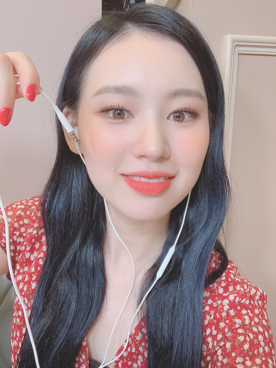 WekiMeki's tweet photo. 처음 해 본 영통회☺️☺️ 
신기하고 재밌고!!
웁시 한 키링들도 많았고🤭🤭
너무너무 좋았어요❤️❤️
그럼 우리 내일 인기가요 안방 1열에서 만나용~ 잘자 키링👋👋
#위키미키 #키링 #영통회 #엘리 https://t.co/cFL1sfBCGD