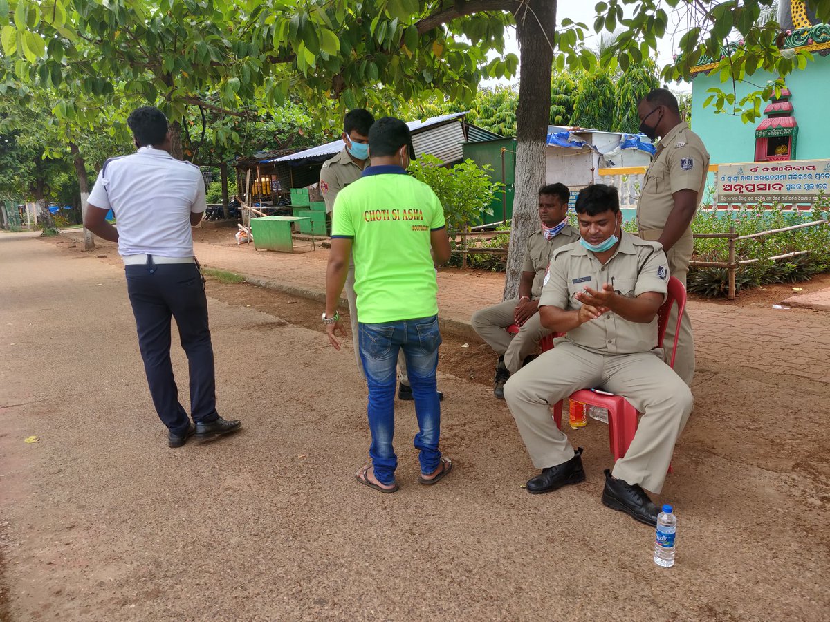 bimalkumar92's tweet photo. Helping police officers during shutdown tym today . Water bottles and sanitizer distribution to them. They are real warriors. @cpbbsrctc @SarangiSudhansu @anupkumarsahoo @sagarika_nath @AprajitaSarangi @BBSRBuzz @discoverbbsr @DGPOdisha https://t.co/OozuCINT2f