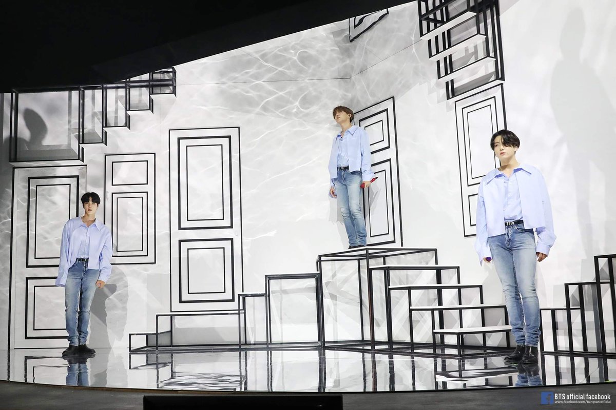 [📷 | 20200620]

#JUNGKOOK junto a #JIN y #JHOPE como subunidad, durante la presentación de Jamais Vu en #BANGBANGCON_TheLive 

© @/bts_bighit Photo Sketch

~Ruly🐱

#BTS #BTSARMY #방탄소년단 #방방콘