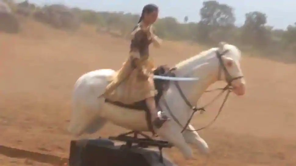  #Manikarnika When Mani became a success, KR's horse video was leaked. The mechanical horse is a technology used in movies for close ups,from Gladiator/Bahubali /TanhaJi. But only KR's was circulated to humiliate her & somehow imply that she did no stunts in the movie on her own