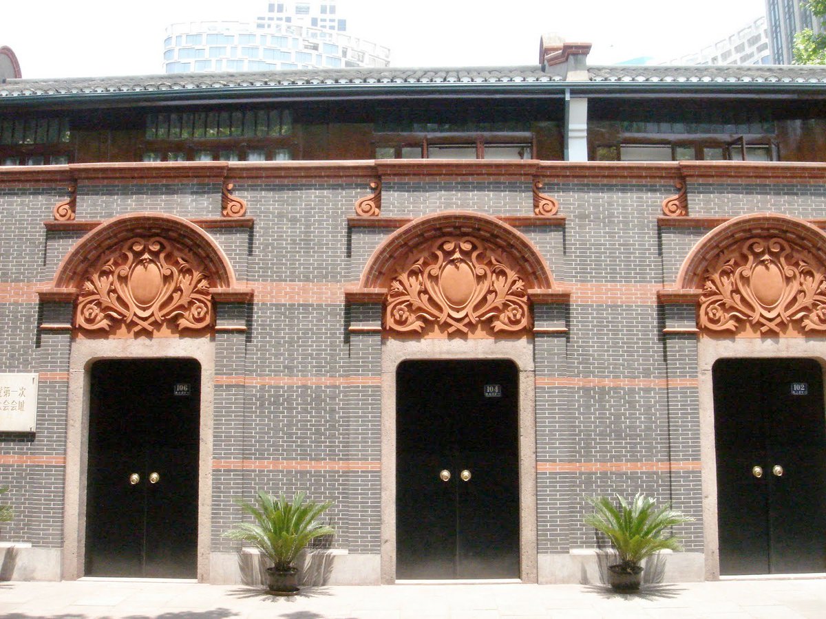 In addition to Siheyuan in Beijing, another form of urban housing was Shikumen (stone frame gate) in Shanghai.Shikumen first came up in the 1860s and were gradually influenced by the West. Initially small families resided in such buildings, larger buildings eventually came up.