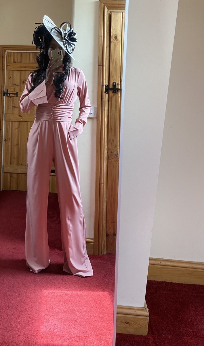 campbellgurl's tweet photo. All dressed up at home and watching #royalascot #itv #itvracing #sociastable #sharedwiththanks #styledwiththanks #nhs #keyworkers #ThankYou @ToffTalks @Ladbrokes #HatsFromHome 🏇🏇 https://t.co/GsL58Y6Sr0