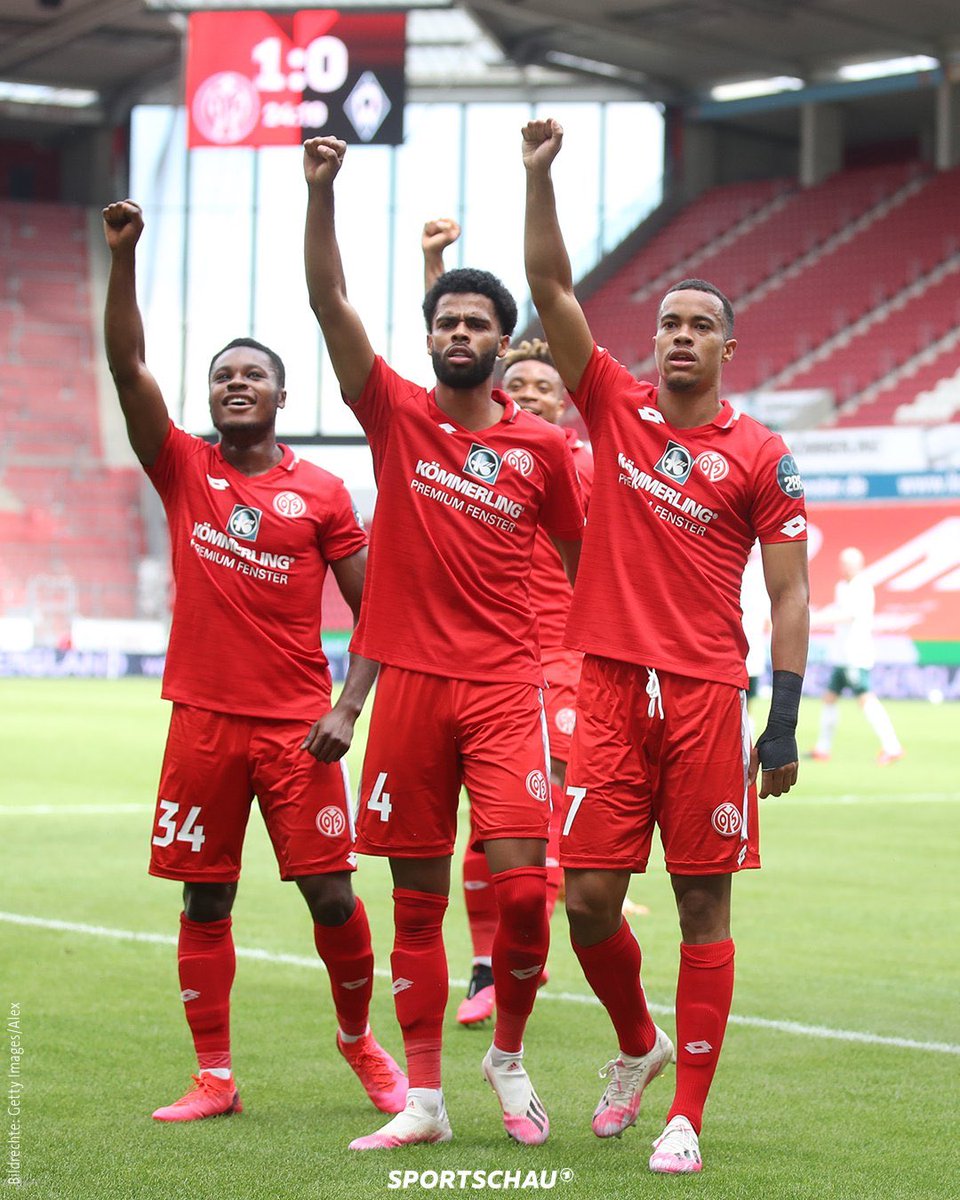 ErikNiva's tweet image. Robin Quaison målskytt för Mainz igen. Inget jubel från de tomma läktarna - men ett kraftfullt muller från en värld i förändring.
