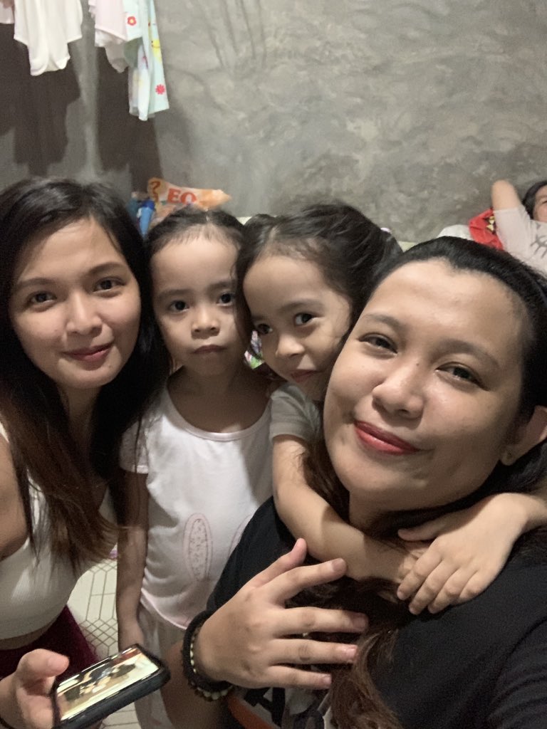 narmiiie_'s tweet photo. eto ung pinaka-magandang nangyari saken after 3 months. nakita at nakasama ko ulit ung pamilya ko. ang saya ng puso ko. ❤️ thank you Lord for today. advance happy birthday Inang Reyna. sana’y nasurprise ka. super love ko kayo. #FamilyIsAGift #TeamEncantadia https://t.co/IFhIABSZUm