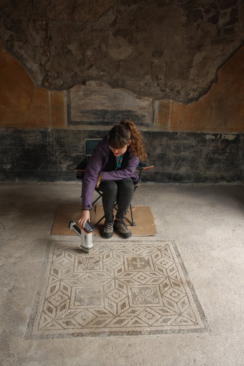 In today’s  #thread we are heading back to  @pompeii_sites to learn more about the chemical composition of the tesserae employed in two mosaics of the House of the Gilded Cupids (Regio VI, 16, 7).