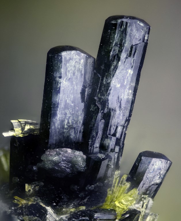 Finally, black tesserae showed the use of local sources, such as volcanic rocks. The dark hue is due to the occurrence of diopside (CaMgSi2O6), a clinopyroxene present in many igneous rocks, among other volcanic mineral phases.