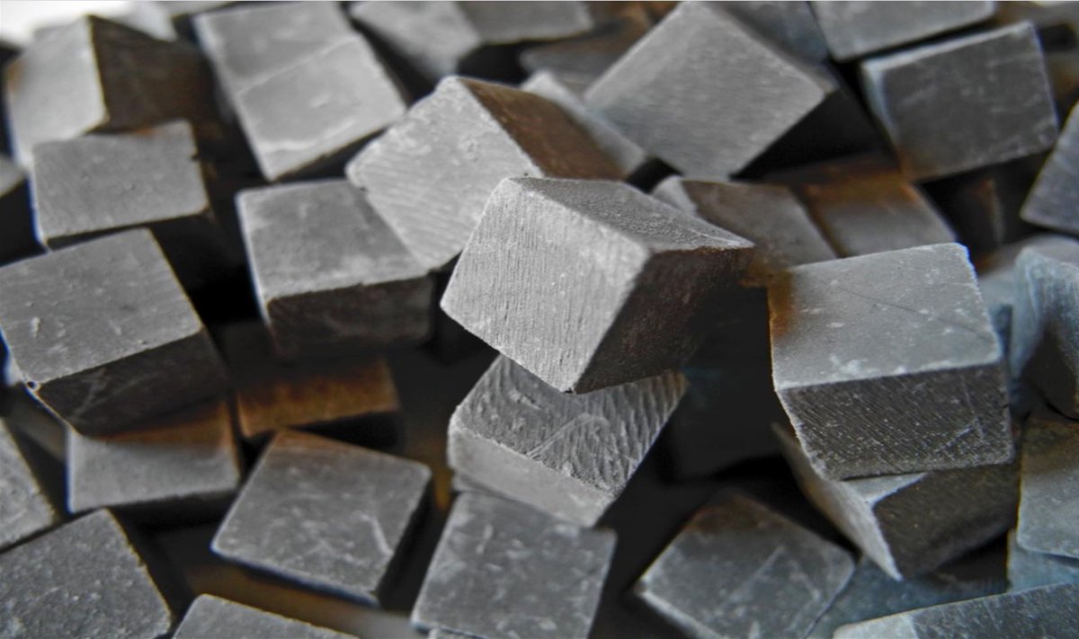 Finally, black tesserae showed the use of local sources, such as volcanic rocks. The dark hue is due to the occurrence of diopside (CaMgSi2O6), a clinopyroxene present in many igneous rocks, among other volcanic mineral phases.