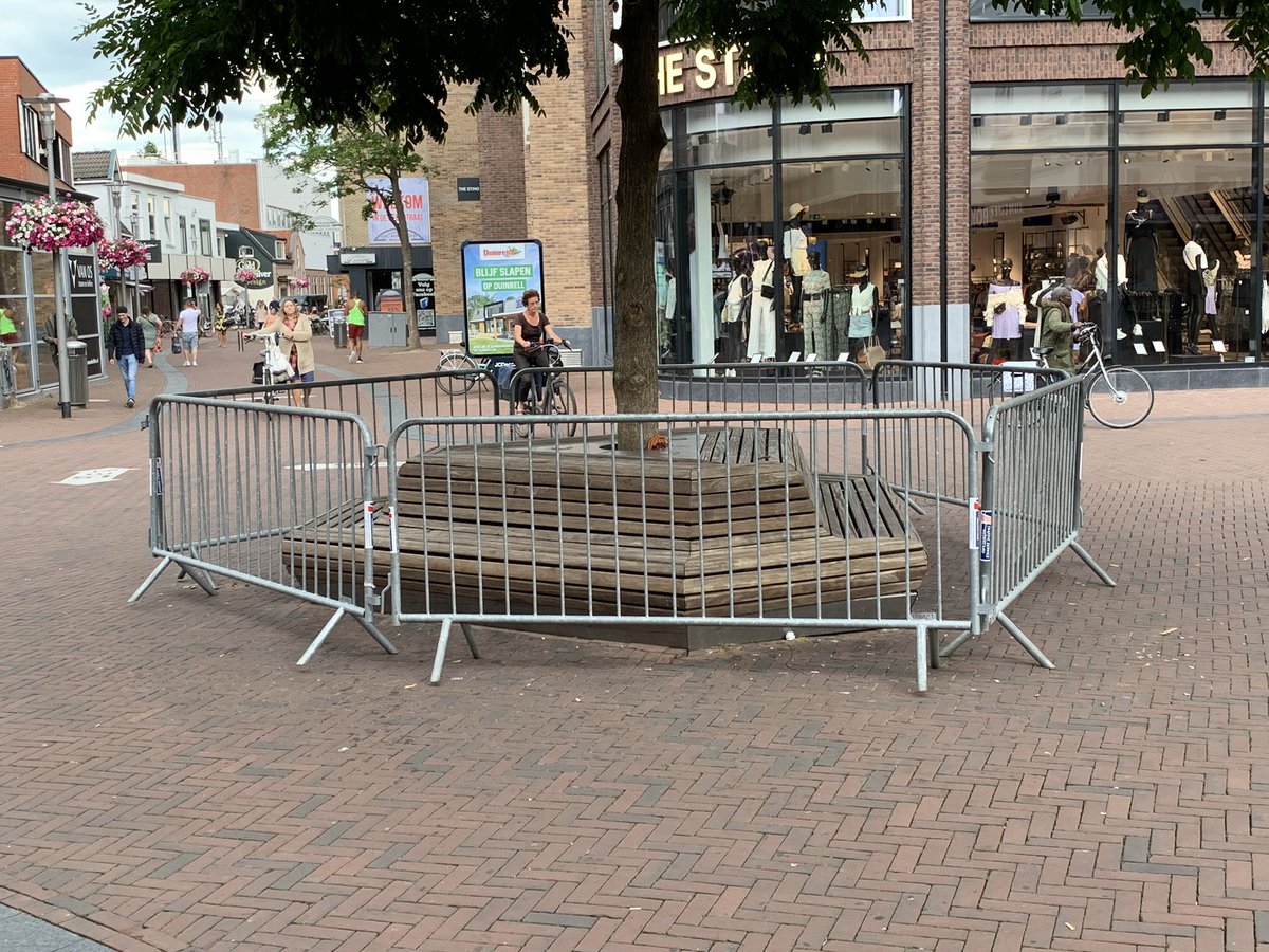 Drukke winkelstraat, volle terrassen en dan dit. Het moet toch ook niet gekker worden... #apeldoorn #gemeenteapeldoorn #eigenverantwoordelijkheid