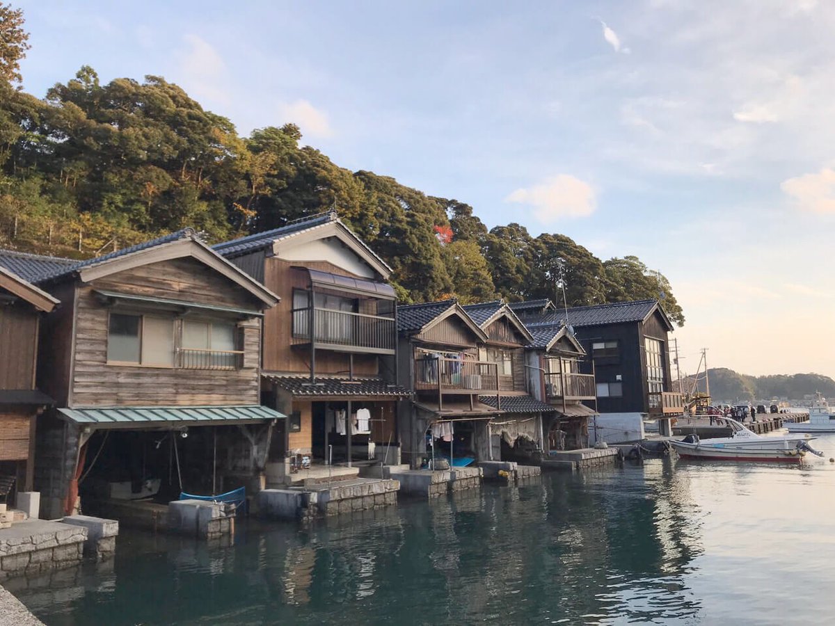 Rural houses were known as Gyoka (fishermen's houses), Noka (farmhouses) and Sanka (mountain houses).Unlike Chinese houses where walls were permanent and rooms were used for specific purposes, Japanese houses used shoji (sliding doors) made of rice paper and wood lattice.