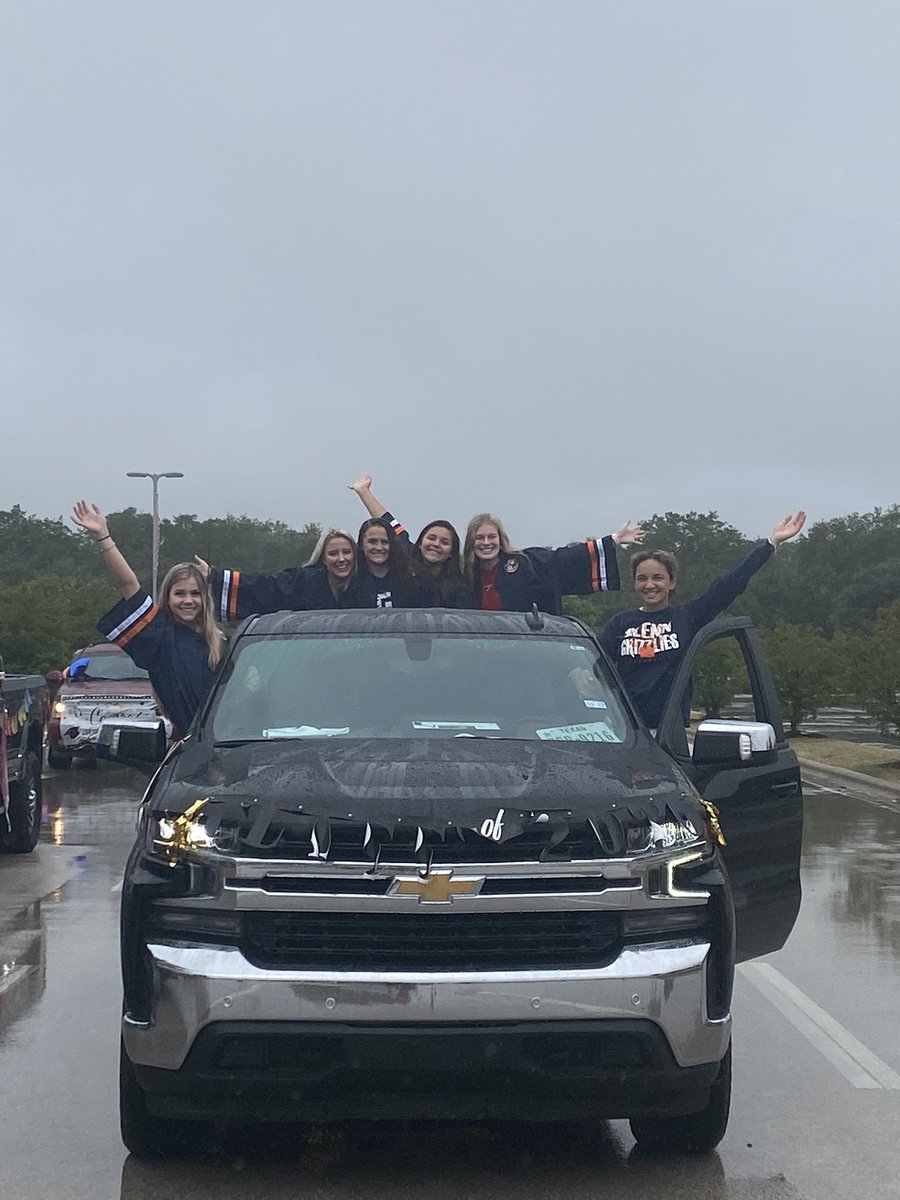 TomGlennHS's tweet photo. Glenn Grad 2020 Parade Ready to Start!  Let’s do this...Go Griz! https://t.co/RogxQjXLMf