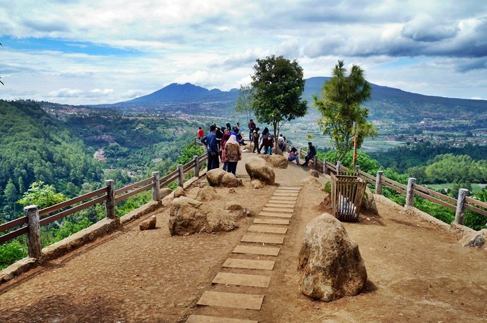 7. Tebing keratonBagi kalian penikmat sunset dan sunrise ni tempat cocok bngt buat foto-foto. Letaknya ga jauh dari Taman Hutan Raya Ir. H. Djuanda. Disini kalian akan disajikan dengan pemandangan alam yg luar biasa indahnya.