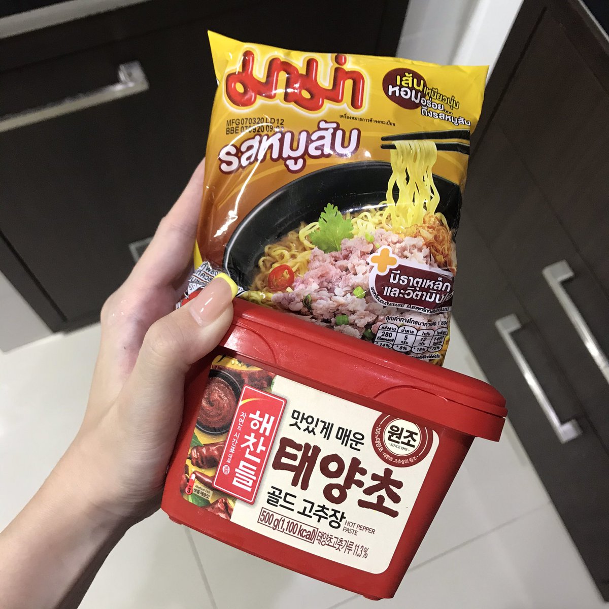 pimpuntaree's tweet image. มาม่ารสหมูสับ+โคชูจัง🍜
เพิ่งรู้ว่ามันเข้ากั๊นนนเข้ากันขนาดนี้ โอ้ยยยรู้งี้ทำกินนานละ แค่ใส่โคชูจังไปช้อนเดียวค่ะ คือเปลี่ยนฟีลมาม่าหมูสับไปเลย น้ำซุปคือดีงาม เจ้มจ้นมากกกก มันได้ฟีลกลิ่นมาม่าเกาหลี+กลิ่นหอมของรสหมูสับอ่ะ คือได้เว่อ จนต้องหยิบกล้องมาถ่ายอ่ะ คิดดู๊!!