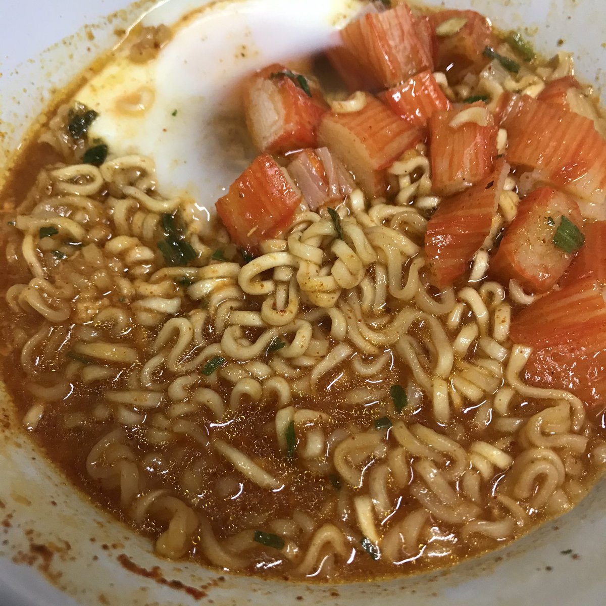 pimpuntaree's tweet image. มาม่ารสหมูสับ+โคชูจัง🍜
เพิ่งรู้ว่ามันเข้ากั๊นนนเข้ากันขนาดนี้ โอ้ยยยรู้งี้ทำกินนานละ แค่ใส่โคชูจังไปช้อนเดียวค่ะ คือเปลี่ยนฟีลมาม่าหมูสับไปเลย น้ำซุปคือดีงาม เจ้มจ้นมากกกก มันได้ฟีลกลิ่นมาม่าเกาหลี+กลิ่นหอมของรสหมูสับอ่ะ คือได้เว่อ จนต้องหยิบกล้องมาถ่ายอ่ะ คิดดู๊!!