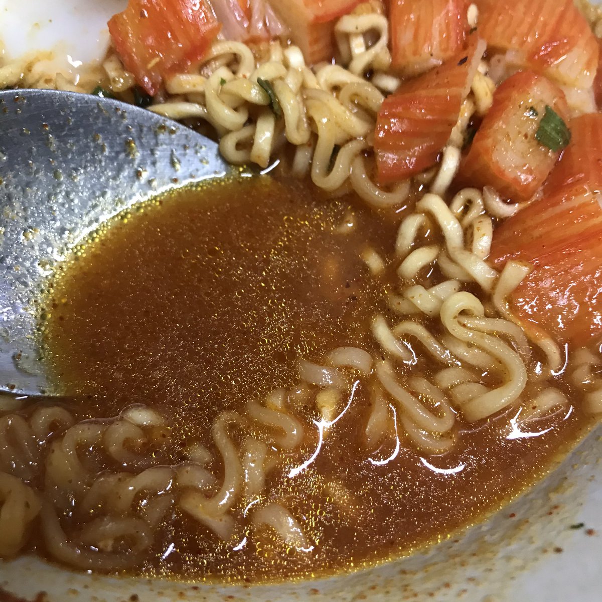 pimpuntaree's tweet image. มาม่ารสหมูสับ+โคชูจัง🍜
เพิ่งรู้ว่ามันเข้ากั๊นนนเข้ากันขนาดนี้ โอ้ยยยรู้งี้ทำกินนานละ แค่ใส่โคชูจังไปช้อนเดียวค่ะ คือเปลี่ยนฟีลมาม่าหมูสับไปเลย น้ำซุปคือดีงาม เจ้มจ้นมากกกก มันได้ฟีลกลิ่นมาม่าเกาหลี+กลิ่นหอมของรสหมูสับอ่ะ คือได้เว่อ จนต้องหยิบกล้องมาถ่ายอ่ะ คิดดู๊!!