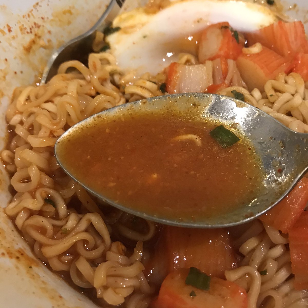 pimpuntaree's tweet image. มาม่ารสหมูสับ+โคชูจัง🍜
เพิ่งรู้ว่ามันเข้ากั๊นนนเข้ากันขนาดนี้ โอ้ยยยรู้งี้ทำกินนานละ แค่ใส่โคชูจังไปช้อนเดียวค่ะ คือเปลี่ยนฟีลมาม่าหมูสับไปเลย น้ำซุปคือดีงาม เจ้มจ้นมากกกก มันได้ฟีลกลิ่นมาม่าเกาหลี+กลิ่นหอมของรสหมูสับอ่ะ คือได้เว่อ จนต้องหยิบกล้องมาถ่ายอ่ะ คิดดู๊!!