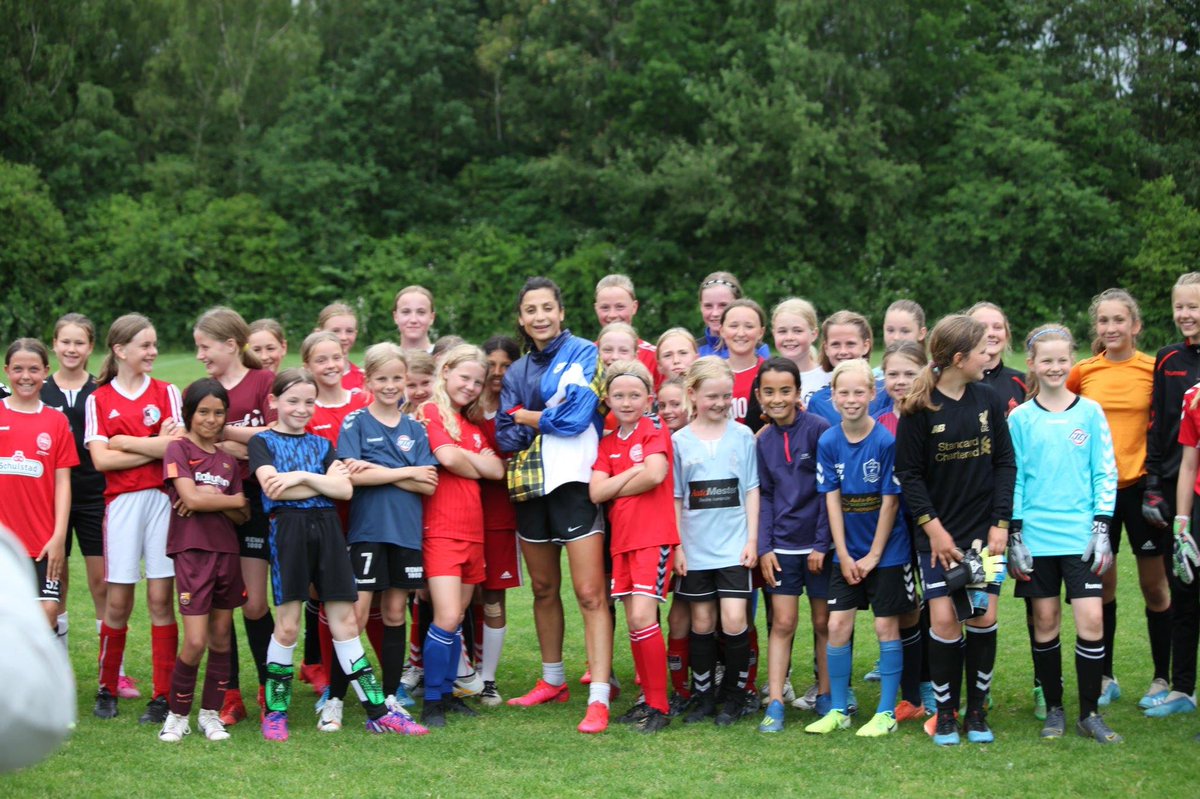 LysengPiger's tweet photo. Fredagens talenttræning i Lyseng fik lige lidt ekstra krydderi, da landsholdsangriberen @nadia_nadim kiggede forbi træningsbanerne og hilste på pigerne! 
#voreslyseng #lysengpigertalent #lysengpiger #fodboldforpiger https://t.co/nq5pRUBa3U