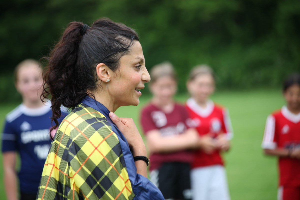 LysengPiger's tweet photo. Fredagens talenttræning i Lyseng fik lige lidt ekstra krydderi, da landsholdsangriberen @nadia_nadim kiggede forbi træningsbanerne og hilste på pigerne! 
#voreslyseng #lysengpigertalent #lysengpiger #fodboldforpiger https://t.co/nq5pRUBa3U