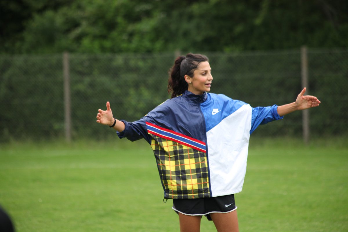 LysengPiger's tweet photo. Fredagens talenttræning i Lyseng fik lige lidt ekstra krydderi, da landsholdsangriberen @nadia_nadim kiggede forbi træningsbanerne og hilste på pigerne! 
#voreslyseng #lysengpigertalent #lysengpiger #fodboldforpiger https://t.co/nq5pRUBa3U