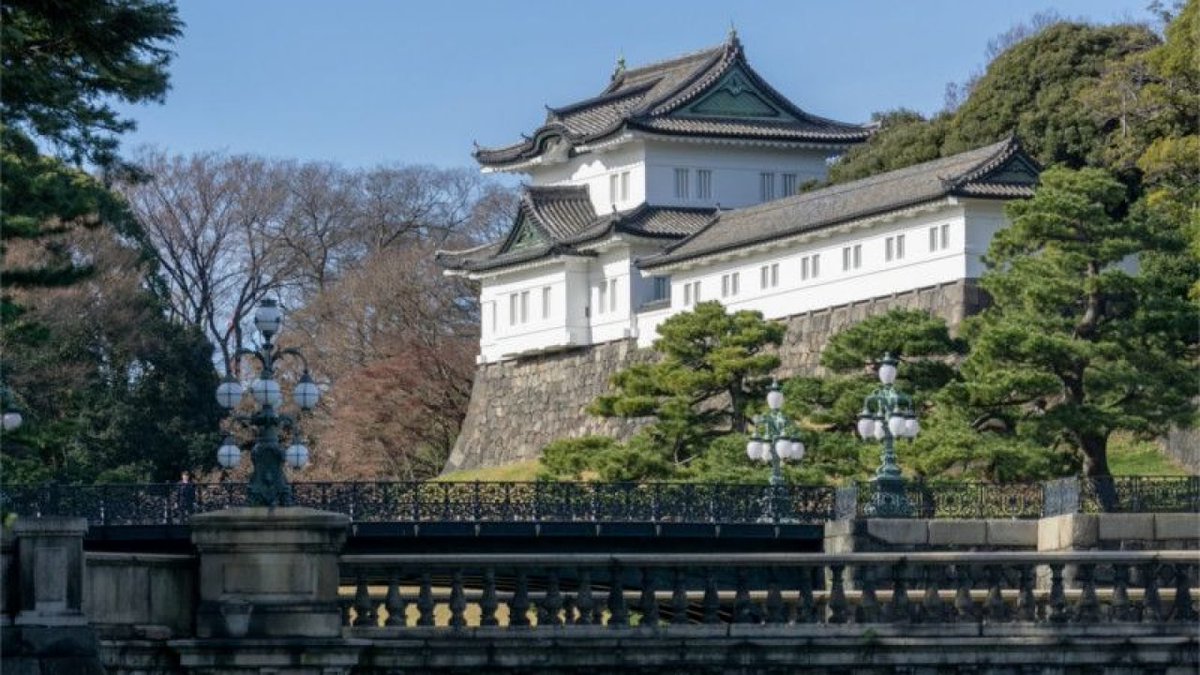 4b. The Japanese initially modeled their palaces after the Chinese but there were differences. Walls separated official, residential and reception compounds inside palaces. After the early Heian period, later palaces only consisted of several residential compounds and didn't/