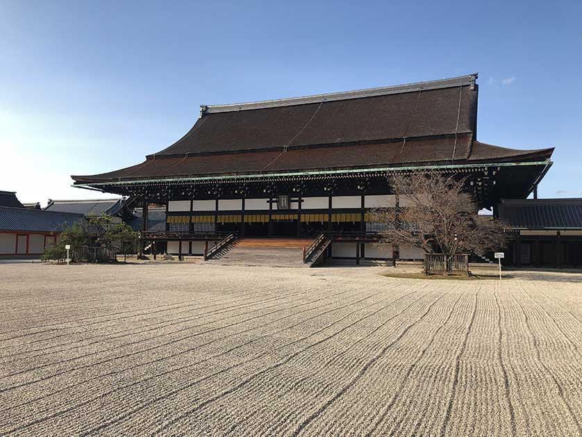 4b. The Japanese initially modeled their palaces after the Chinese but there were differences. Walls separated official, residential and reception compounds inside palaces. After the early Heian period, later palaces only consisted of several residential compounds and didn't/