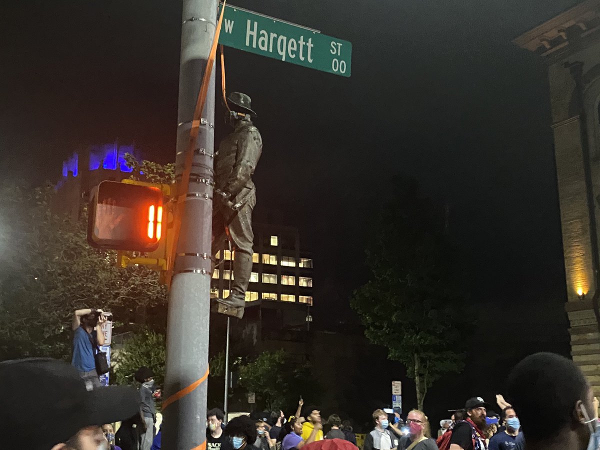 h0uselife's tweet photo. This the only type of lynching I approve of #LynchingsIn2020 #lynchaconfederatestatue #fuckyostatue https://t.co/DzZgxSsVQj