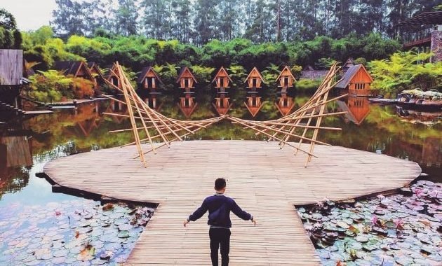 8. Dusun bambu familly leisure parkTenpat ini merupakan kawasan wisata yg menyajikan keindahan alam serta dilengkapi fasilitas dan wahana permainan, letaknya di jalan kolonel matsuri KM 11, Cisarua, lembang. Jam operasional dadi pukul 08.00-21.00 WIB.