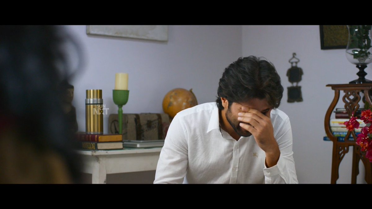 Chitra distrusts the patriarchal system, she's affected by her father's extravagant stupidity and desire for a male child. She falls for a person, who pursues her in a typical Maniratnam style (Mouna Ragam Karthik to be precise). She has lofty dreams of MBA and Entrepreneurship.