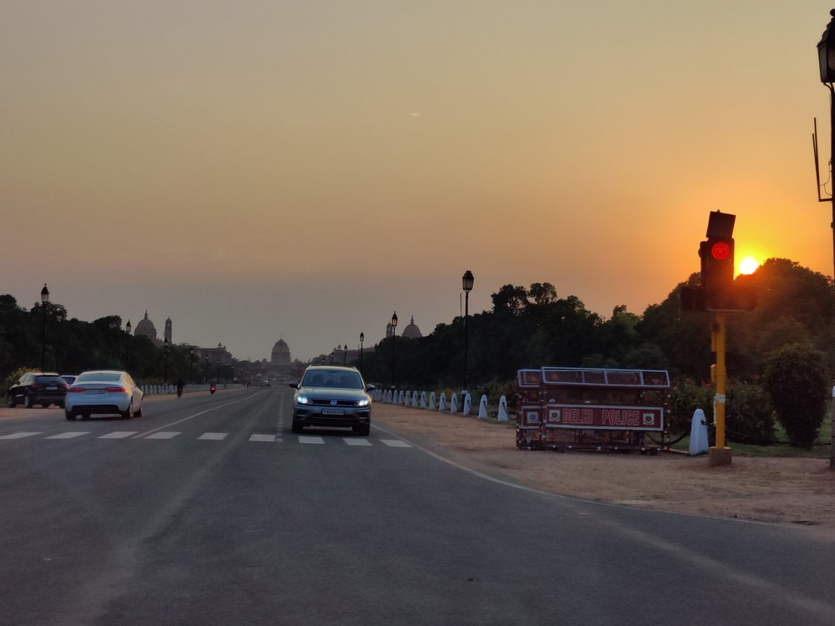 mohinigupta28's tweet photo. Drove by Rashtrapati Bhavan at sunset yesterday, and could see till the end of Rajpath after an awfully long time #delhi #rashtrapatibhavan #presidentshouse #lowpollution #rajpath #lockdown #newdelhi https://t.co/4abj0CQ7ap