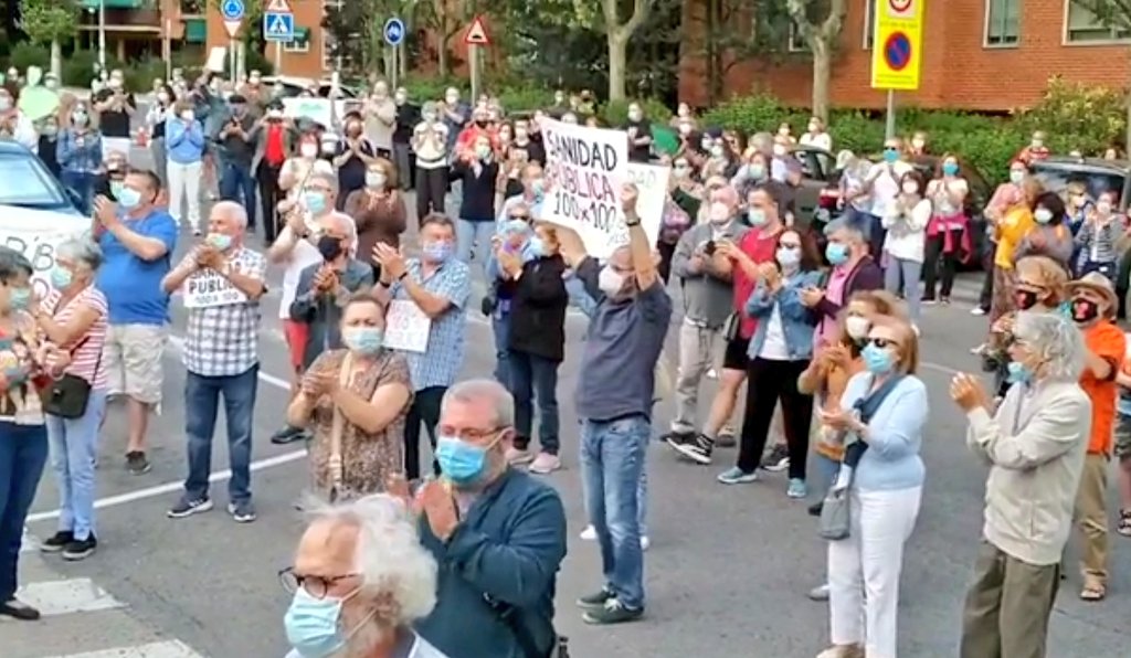 Otro lunes ante Centros de Salud y Hospitales miles y miles hemos agradecido a #SanitariosNecesarios su labor, y hemos reclamado una #SanidadPública de calidad, sin precariedad laboral, recortes ni privatizaciones ¡Cuidemos a quien nos cuida! ✊✌️ Vídeo: facebook.com/democraciareal…