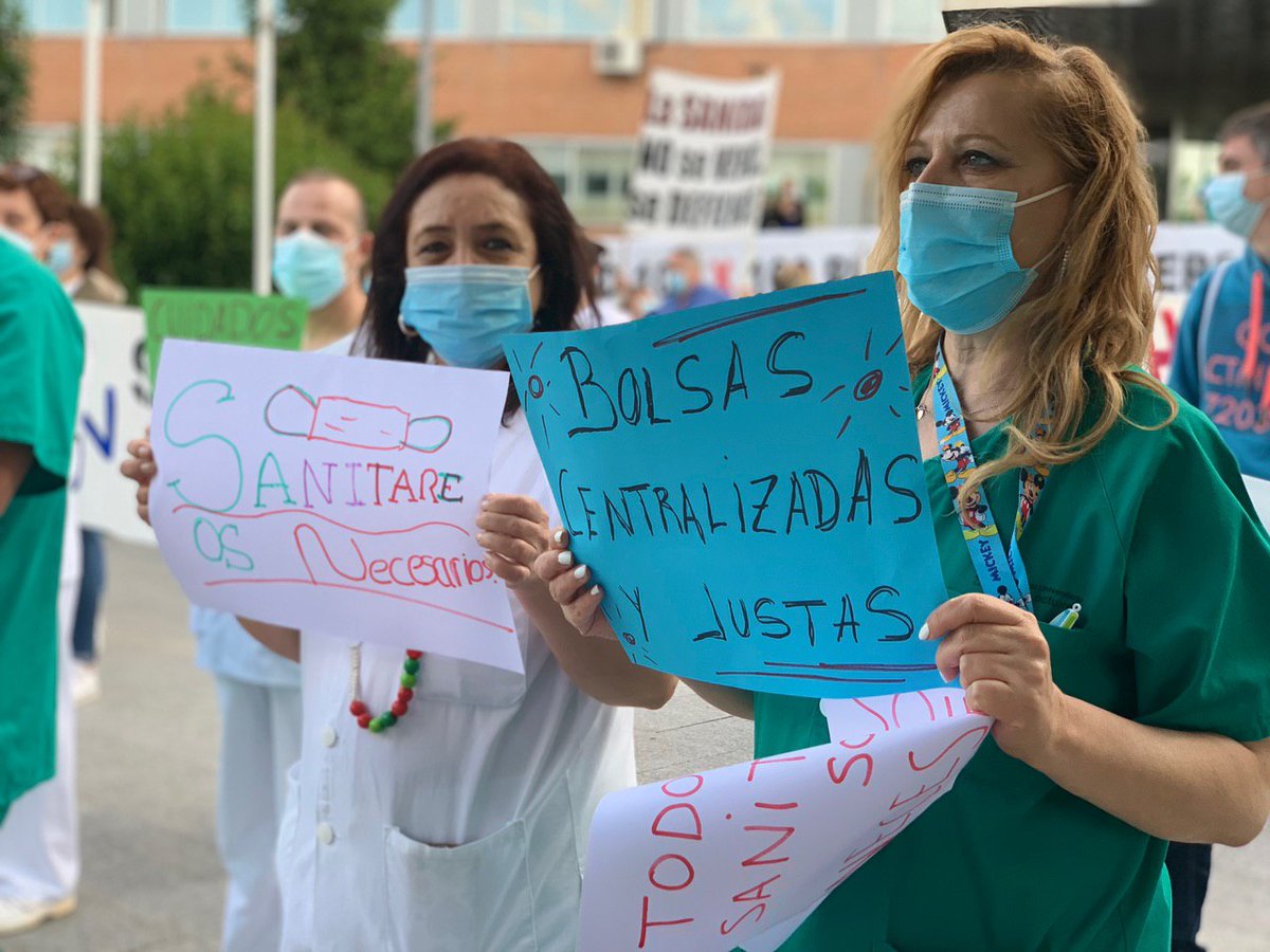 Cada lunes a 20.30h aplaudimos y damos las gracias a las y los #SanitariosNecesarios ante los Centros de Salud, pero sobre todo les apoyamos en su lucha por las mejoras laborales y materiales concretas que forman parte de la defensa de una #SanidadPública de calidad para todas: