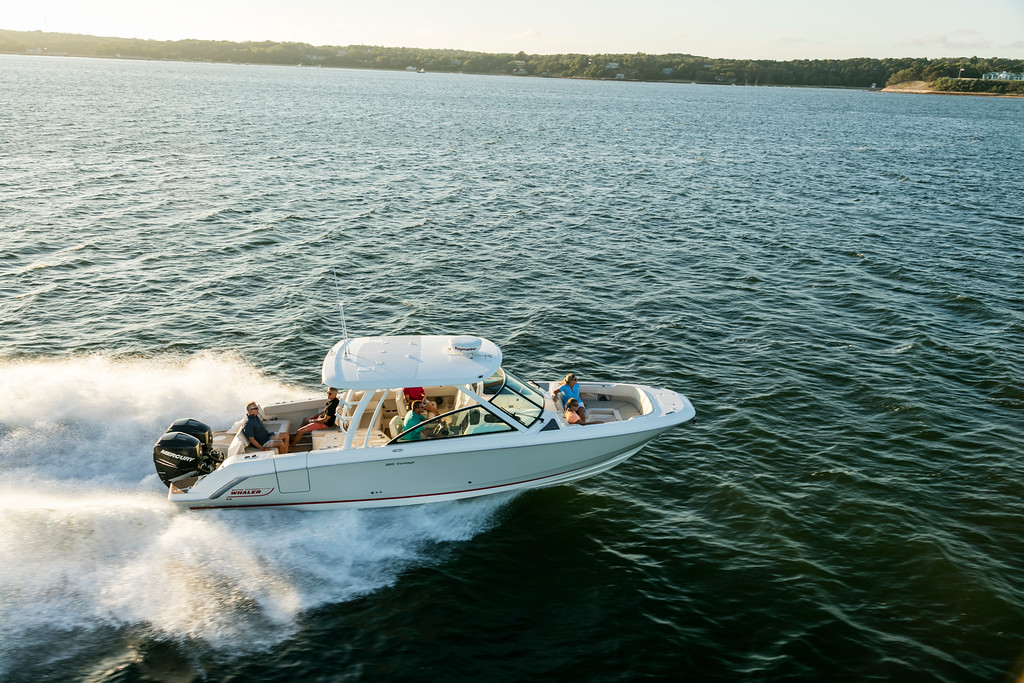 SouthWMarine's tweet photo. From the award-winning Boston Whaler 230 Vantage to the new, sophisticated 320 Vantage, this multi-functional family of boats offers the space and capabilities active families demand. 🌊

#BostonWhaler #Vantage #SouthwindsMarine #BoatingLife https://t.co/J6EQTZmNyD