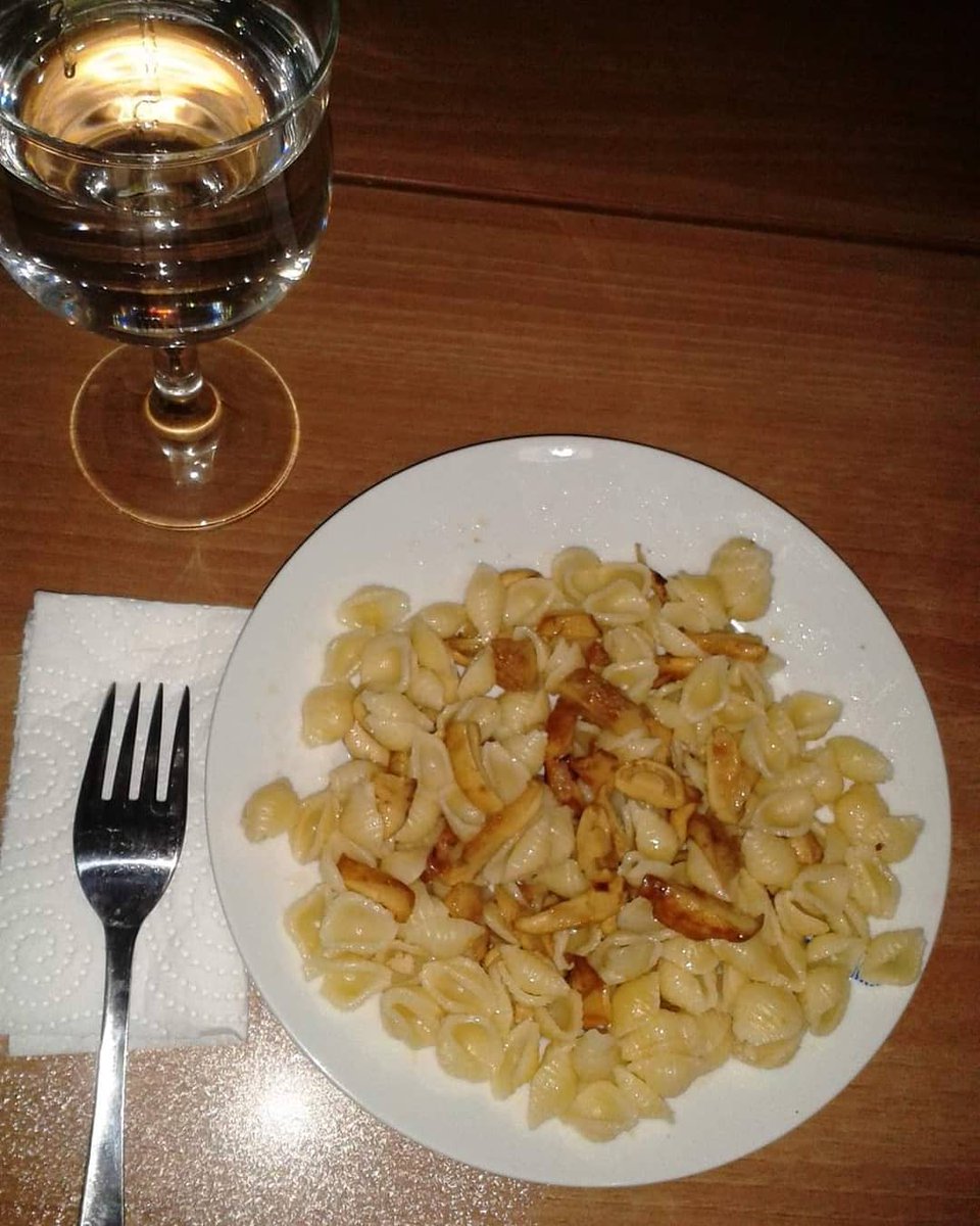 gunalyilmazz's tweet photo. Akşam menüsü: #Marine edilmiş #Lactarius #piperatus soslu #Conchiglie #Rigate...  ( böyle söyleyince havalı oluyor, #Nusret fiyatı 30 euro  :D ) Türkçesi :  "#Istranca'mın ormanlarından toplanmış soğanla kavrulmuş '#Acı #Mantar' soslu, #midye #makarna"  :) sadece #emek https://t.co/UdbYdPG2Za