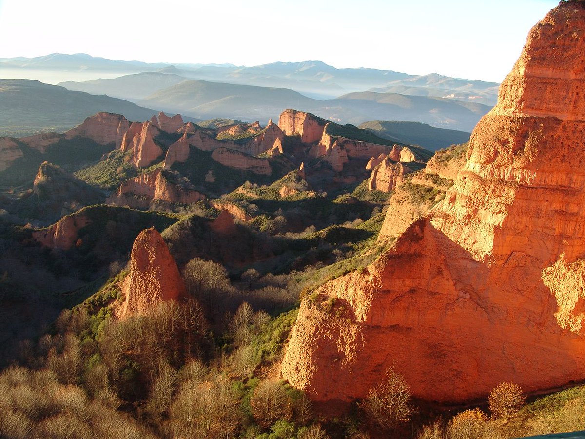 5/ It's easy to understand why Rome wanted this Peninsula. We had extremely vast iron and gold mines (the largest open-pit gold mine in the Roman Empire was in Las Médulas), our weather was advantageous and our soil very rich (Spain feeds most of the EU to this day).