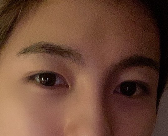 yellow_rj323's tweet photo. 우리런진이 눈동자가 얼마나 맑냐면; 어두운데 폰 화면만 비춰져있는 게 다보여;;;; 런진이 방 조명 어떻게 설치해놨는 지 너무 궁금하다ㅠㅠㅠㅠㅠㅠ 감성적인 우리 런진이다운 감성적인 방ㅜㅜ https://t.co/Nan16ceJAH