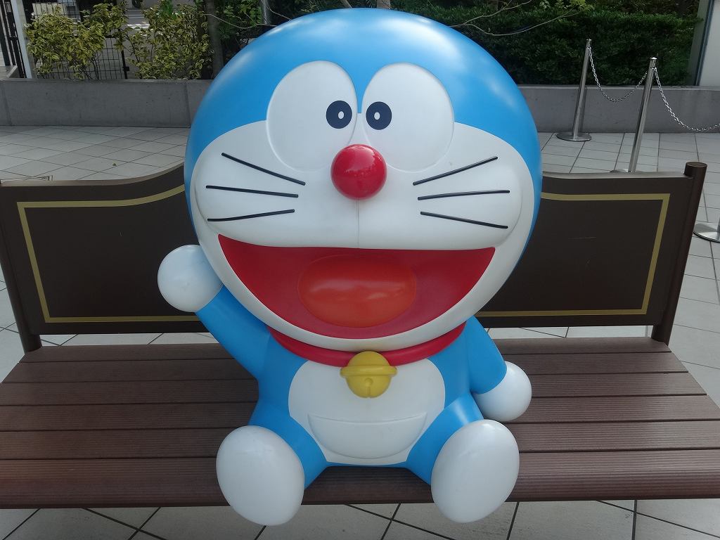 とな ドラえもん ダイバーシティ東京プラザ 生誕50周年記念プロジェクトの幕開けとして 巨大仕掛け時計 ドラえもんタイムスクエア が登場 毎正時にひみつ道具 ムードもりあげ楽団 が楽しい音楽を奏でてくれます 世界初のオフィシャルショップ