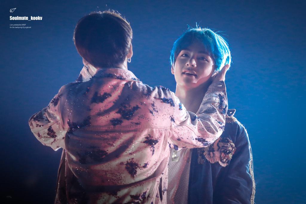 Strwberry_R9597's tweet photo. [HD] 190321 LYS in HK

#TAEHYUNG #BTSV #JUNGKOOK
#JK #V #태형 #정국 #뷔 #뷔국 #국뷔 #taekook #kookv #vkook #kv 
#방탄소년단 #BTS @BTS_twt https://t.co/dsRaQVnFXN