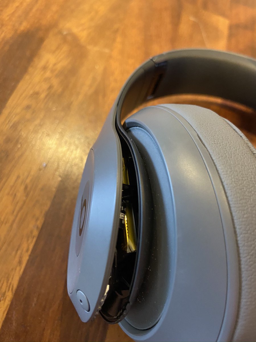 MotionAnna's tweet photo. So has anyone been sorely disappointed with #beats headphones? Brought for extortionate amounts and both sets have separated and sound terrible to chat through https://t.co/eWZa7PbvEl