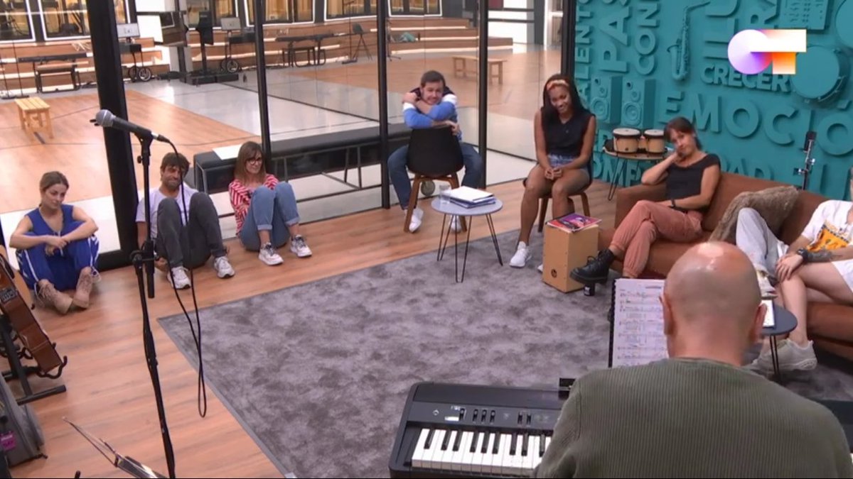 Cris_LaPeQue's tweet image. "No es el aula de Capde, ES CAPDE" ❤️
#canalOT8J