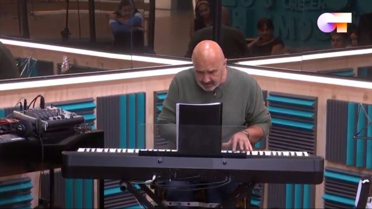 Cris_LaPeQue's tweet image. "No es el aula de Capde, ES CAPDE" ❤️
#canalOT8J