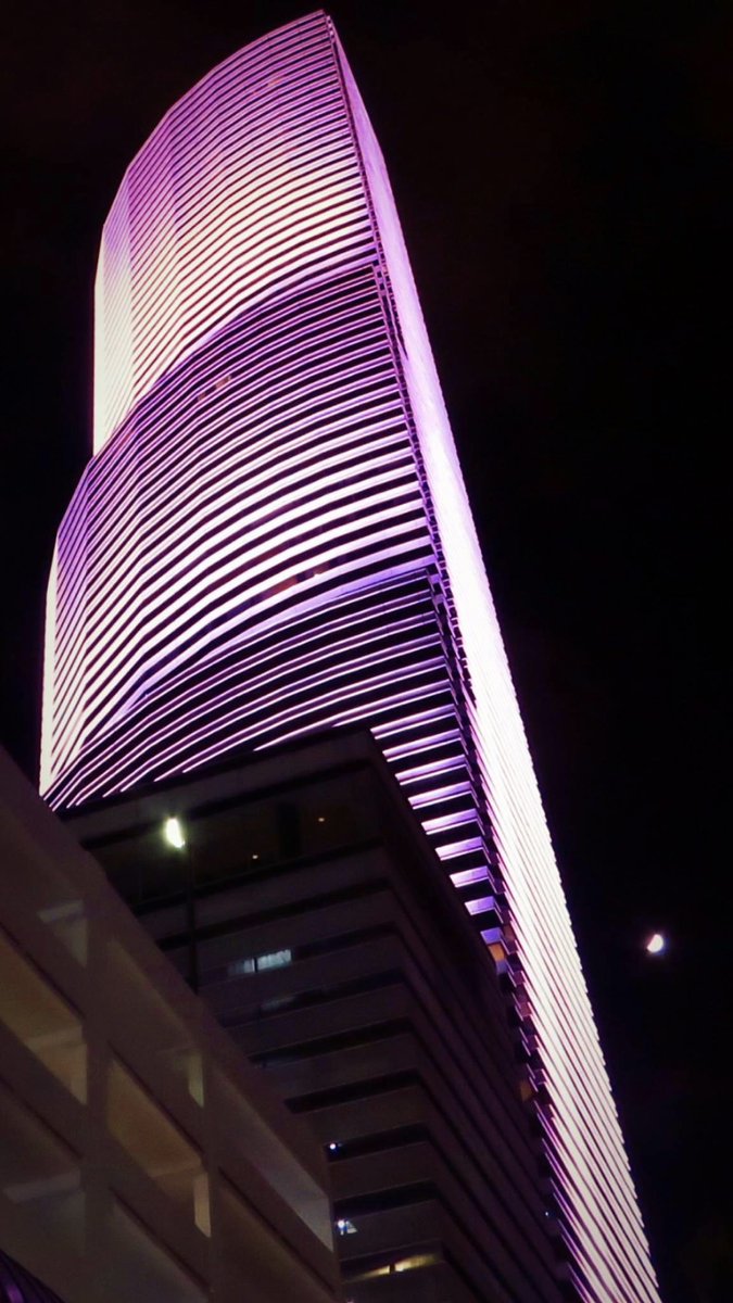omartiz's tweet photo. Good morning friends,rainy day in Miami again ⛈🌧☔️ #MiamiTower #DowntownMiami 🏙 https://t.co/hGBQcBx2JS