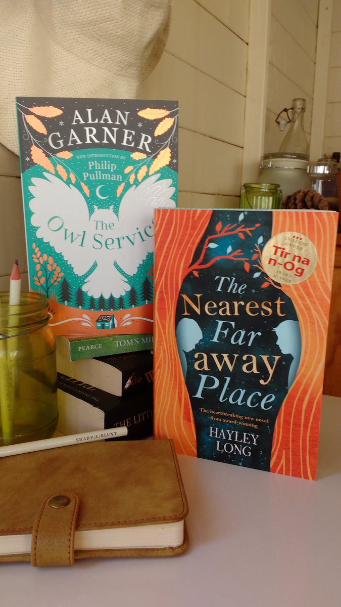 Wendy_J_White's tweet photo. Late to this lovely #AmReadingWithCLW party!
My choices are -
Book I love: The Owl Service by Alan Garner
Book I'm reading now: The Nearest Faraway Place by Hayley Long @HotKeyBooksTeen
Book I want to read: Flight by @VanessaHarbour @FireflyPress https://t.co/qoKCr84utU