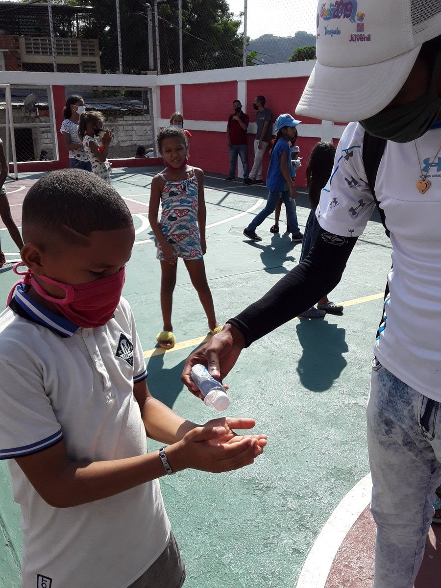 ImdepuertoOfic's tweet photo. #Entera
#Sab06
Jornada de Flexibilización emanada por el Presidente @NicolasMaduro a niños y niñas bajo los lineamientos del alcalde @JCbetancourt72 a través d @ImdepuertoOfic en la #MesaDelBuenVivir con la normativa de seguridad e higiene. En la cancha #5DeJulio parroquia #Salom https://t.co/4BRDfPJdJX
