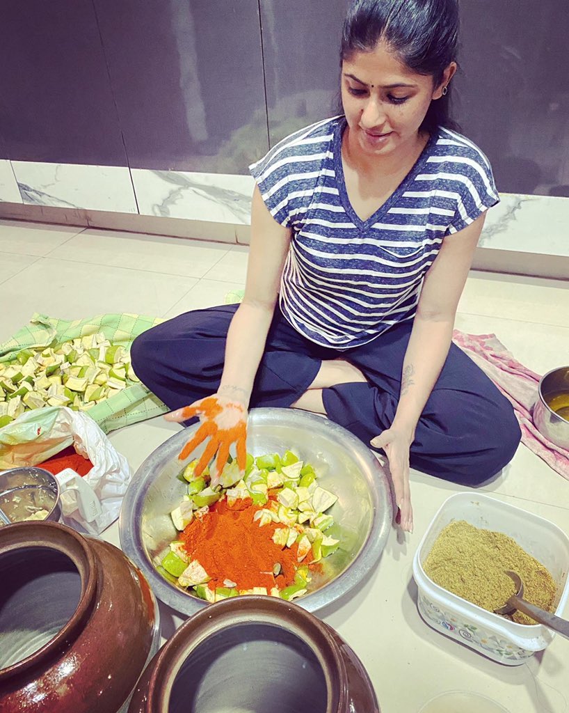 thenehachowdary's tweet photo. & that’s how the 🥭 pickle is made
🤩 & YES the last part is the BEST part 😍❤️
What do you say guys 😅
#mangopickle #fav #lovemagoes #favfruit #teluguvantalu #pickle #happyme #telugufood #bestfood #traditional #anchorneha #anchornehachowdary #pachadi #mangopachadi https://t.co/LbEpAUdFpl